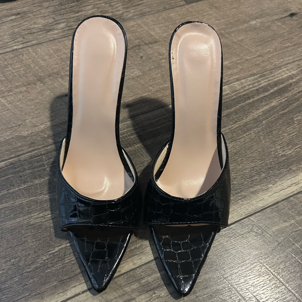 croodile pattern black heels